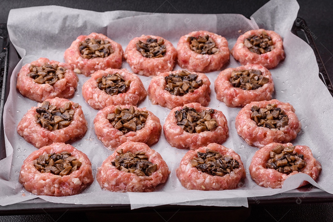 Deliciosos barcos de carne assada com cogumelos, queijo, sal e especiarias sobre um fundo escuro de concreto