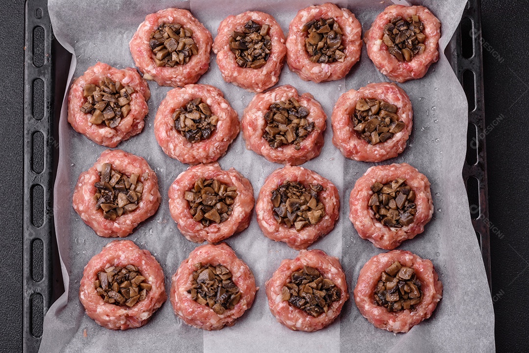 Deliciosos barcos de carne assada com cogumelos, queijo, sal e especiarias sobre um fundo escuro de concreto