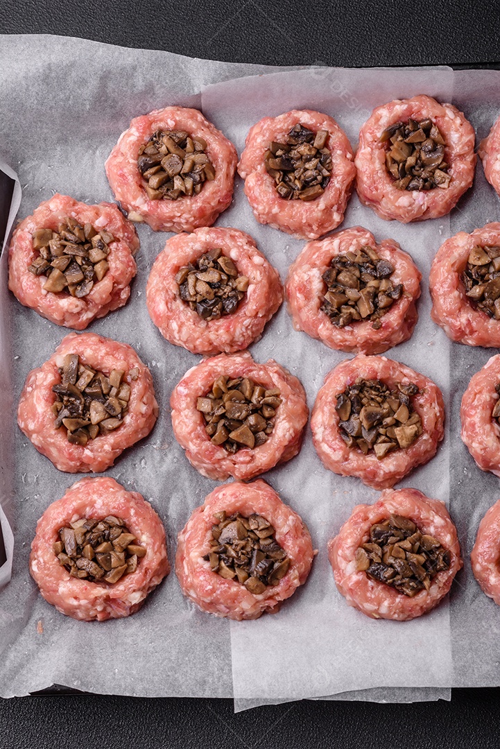 Deliciosos barcos de carne assada com cogumelos, queijo, sal e especiarias sobre um fundo escuro de concreto