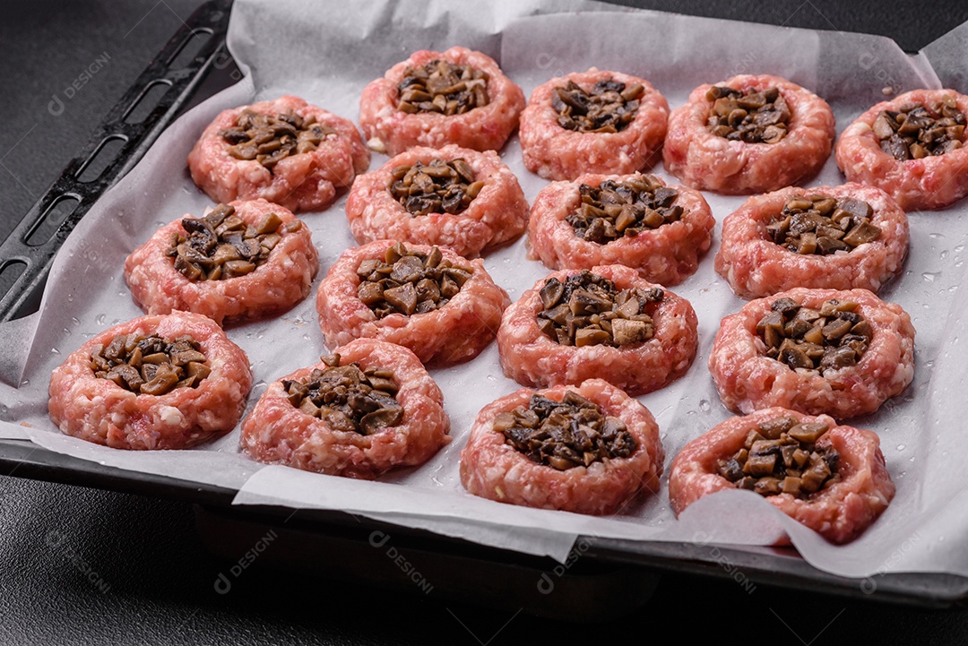 Deliciosos barcos de carne assada com cogumelos, queijo, sal e especiarias sobre um fundo escuro de concreto