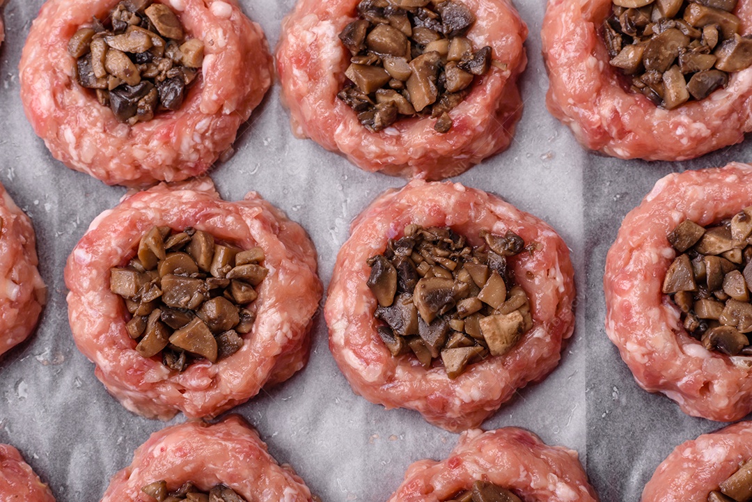 Deliciosos barcos de carne assada com cogumelos, queijo, sal e especiarias sobre um fundo escuro de concreto
