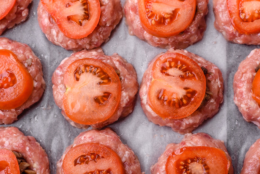 Deliciosos barcos de carne assada com cogumelos, queijo, sal e especiarias sobre um fundo escuro de concreto