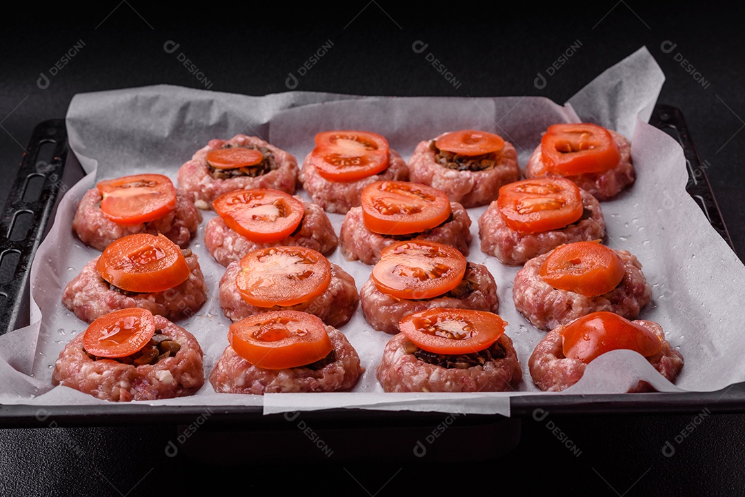 Deliciosos barcos de carne assada com cogumelos, queijo, sal e especiarias sobre um fundo escuro de concreto