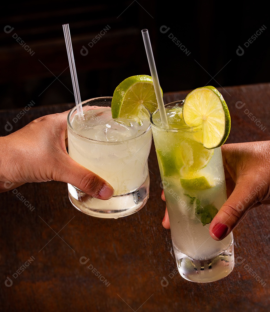 Copos com caipirinha de Limão brinde