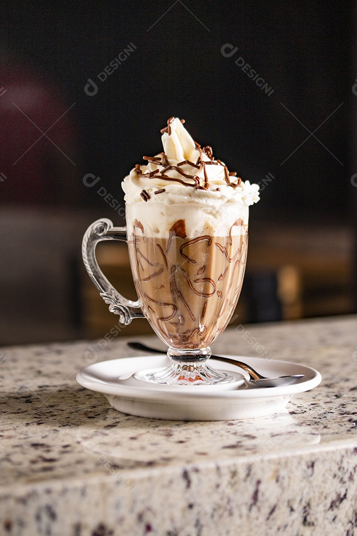 Delicioso chocolate quente sobre uma bancada