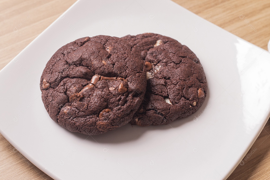 Cookies de chocolate sobre louça branca