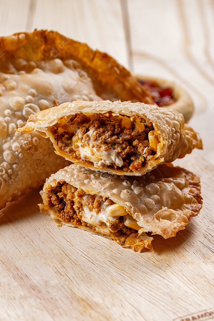 Delicioso pastel de carne com queijo sobre uma tábua