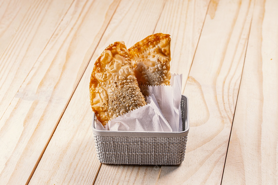 Pasteis dentro de uma bandeja quadrada