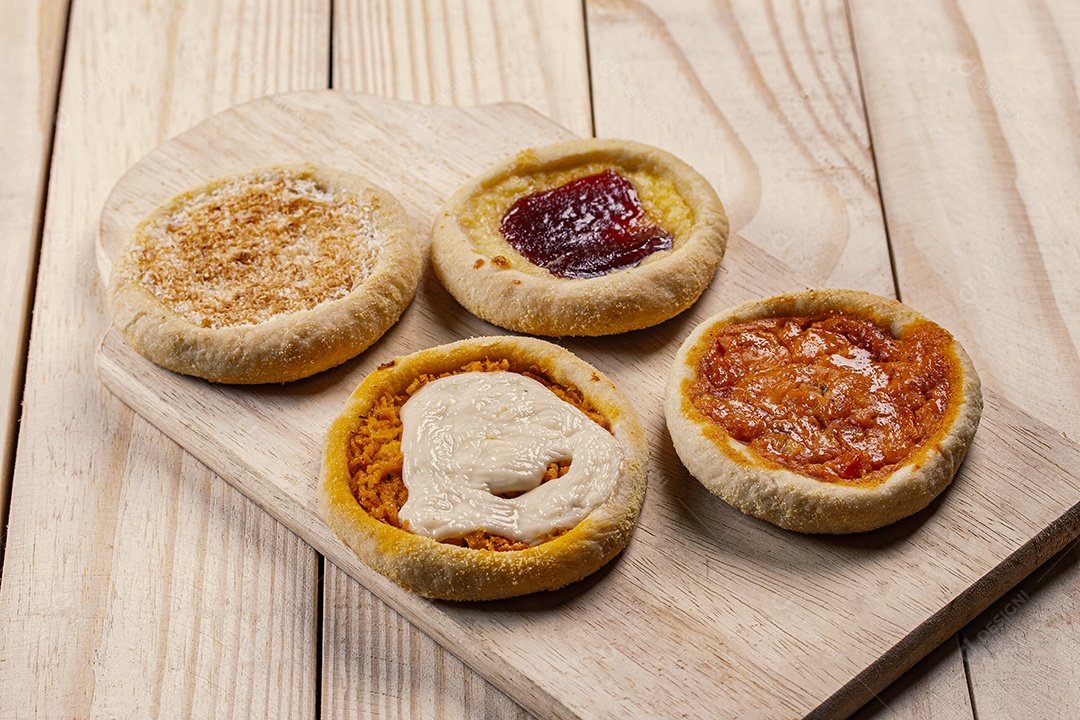 Esfirras de variados sabores sobre uma tábua