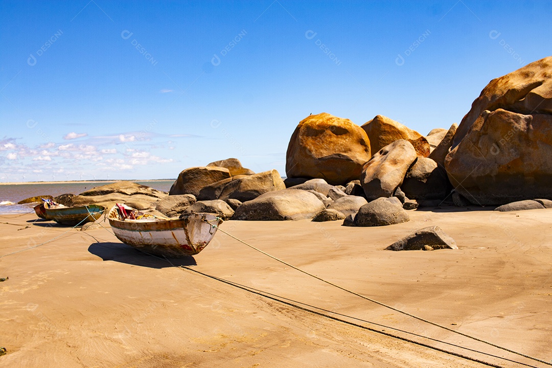 Praia da pedra do sal com barcos na areia em Parnaíba Piauí