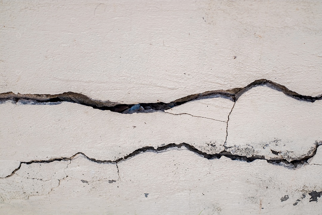 Rachaduras na parede de cimento