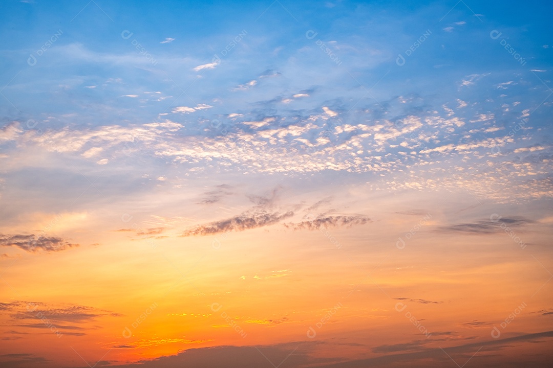 Linda vista do céu azul contra luz solar
