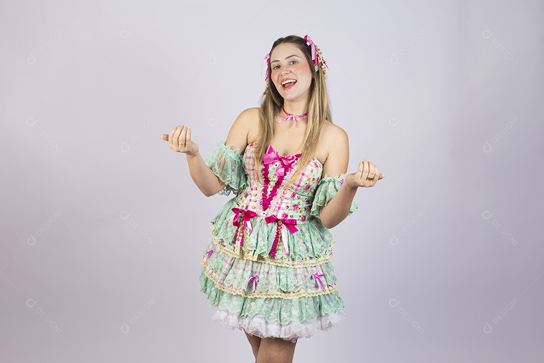 Linda mulher usando trajes festa junina sobre fundo isolado