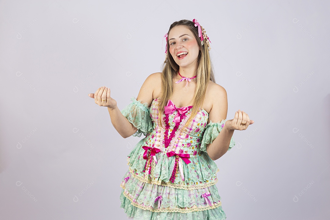 Linda mulher usando trajes festa junina sobre fundo isolado