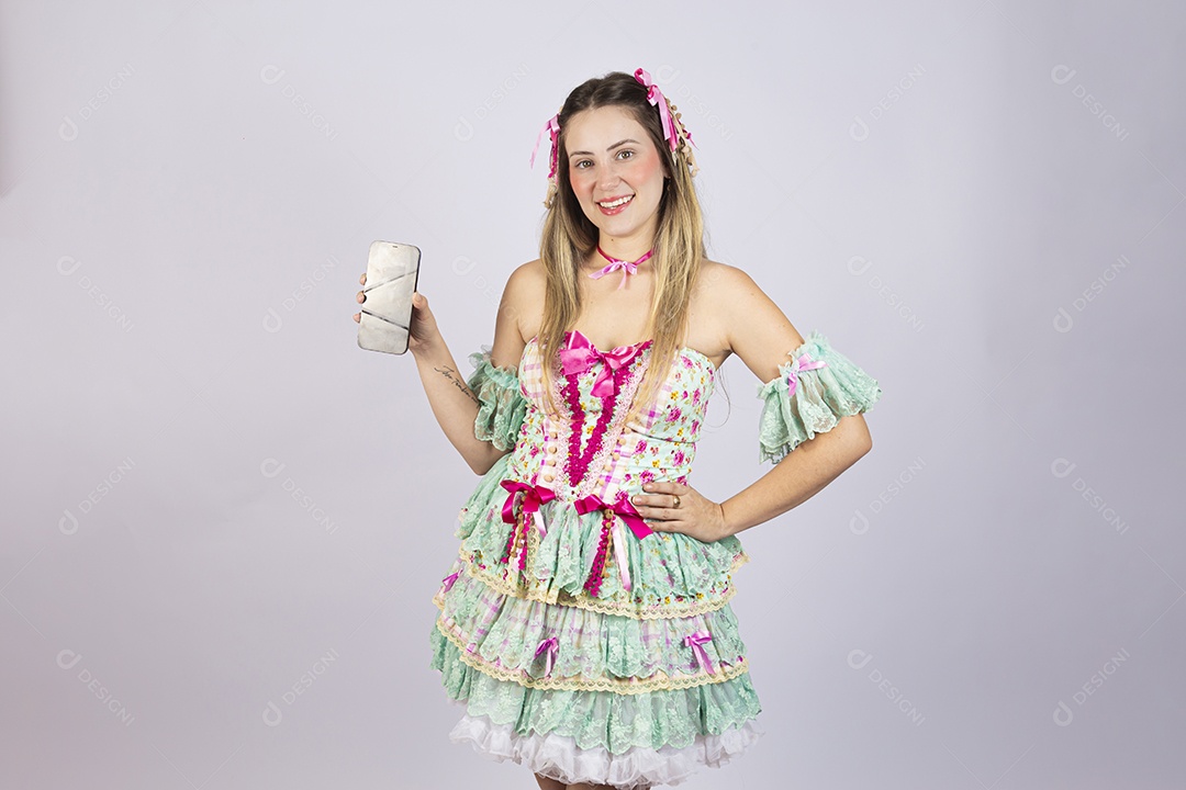 Linda mulher jovem usando roupas típicas de festa junina