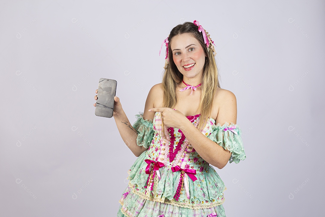 Linda mulher jovem usando roupas típicas de festa junina