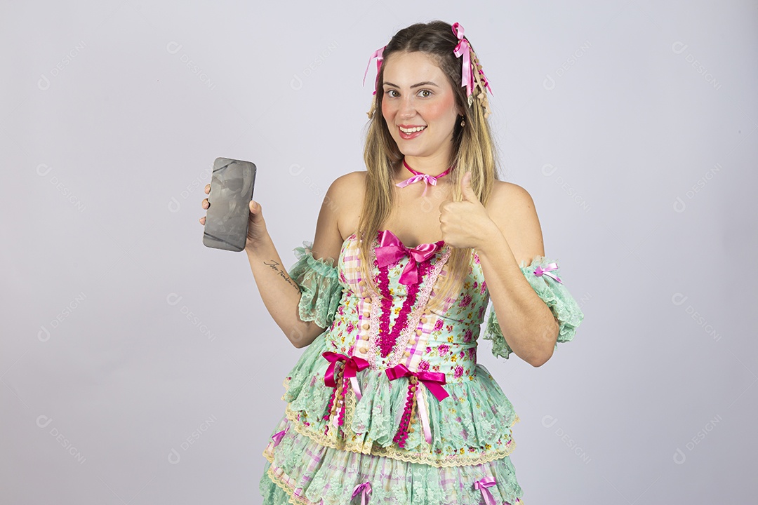 Linda mulher jovem usando roupas típicas de festa junina