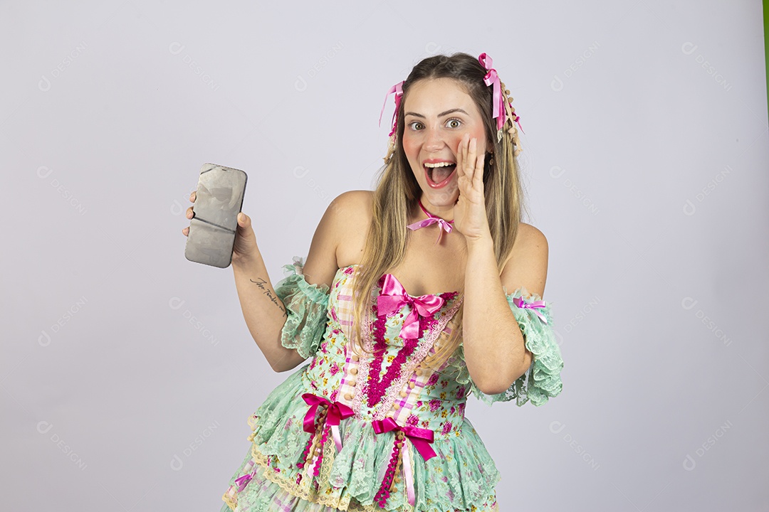 Linda mulher jovem usando roupas típicas de festa junina