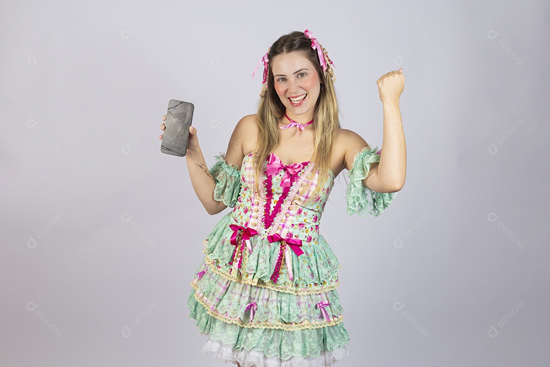 Linda mulher usando trajes festa junina sobre fundo isolado