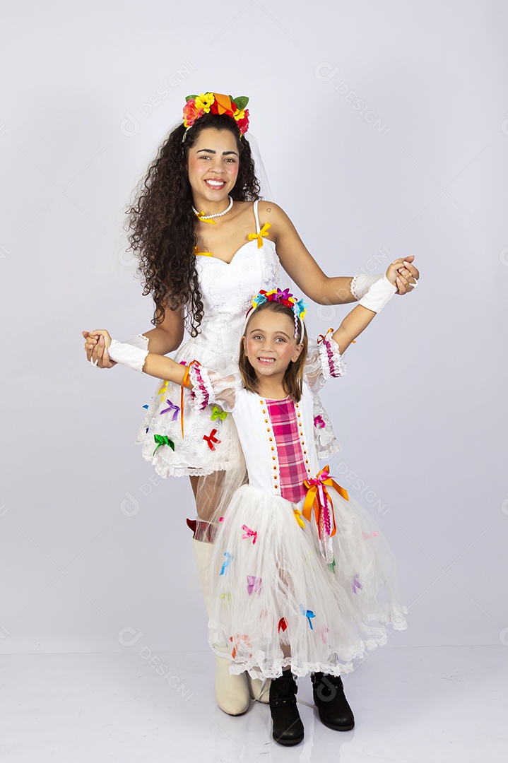 Mãe ao lado de sua filha usando trajes festa junina sobre fundo isolado