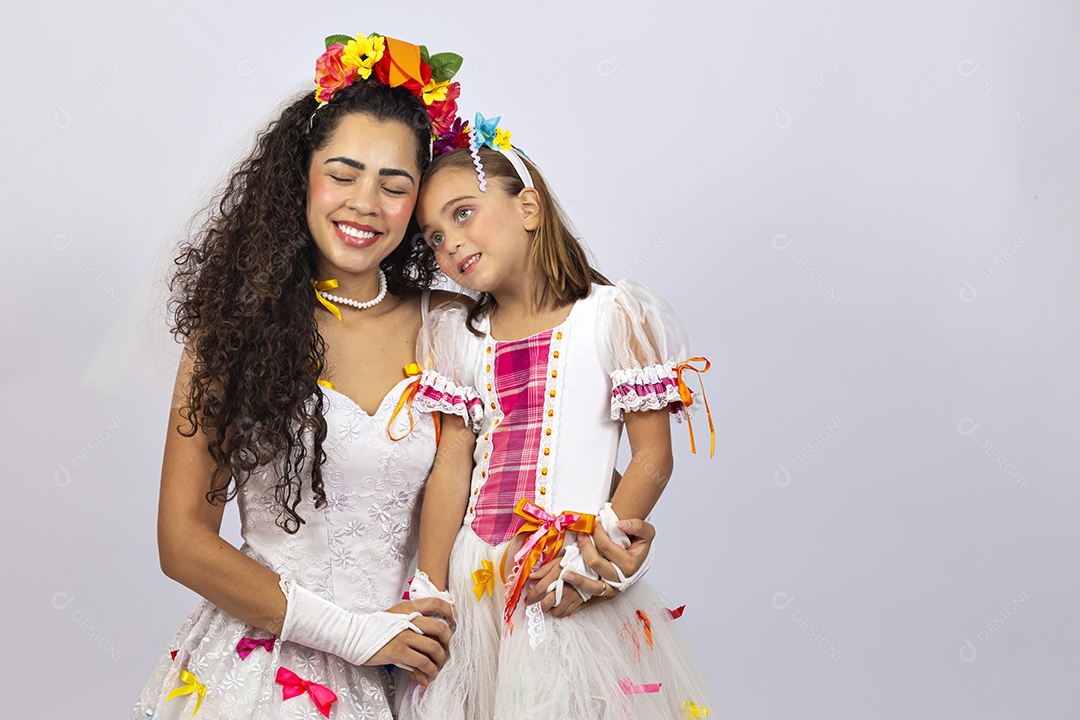 Jovem Mãe ao lado de sua filha sobre fundo isolado branco