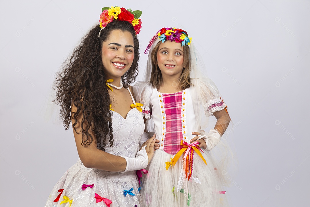 Jovem Mãe ao lado de sua filha sobre fundo isolado branco