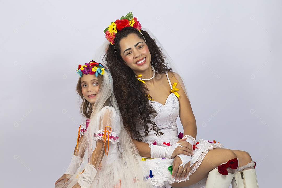 Jovem Mãe ao lado de sua filha sobre fundo isolado branco