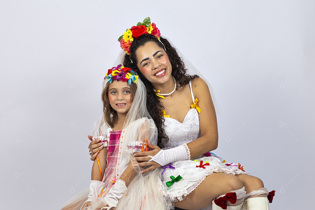 Jovem Mãe ao lado de sua filha sobre fundo isolado branco