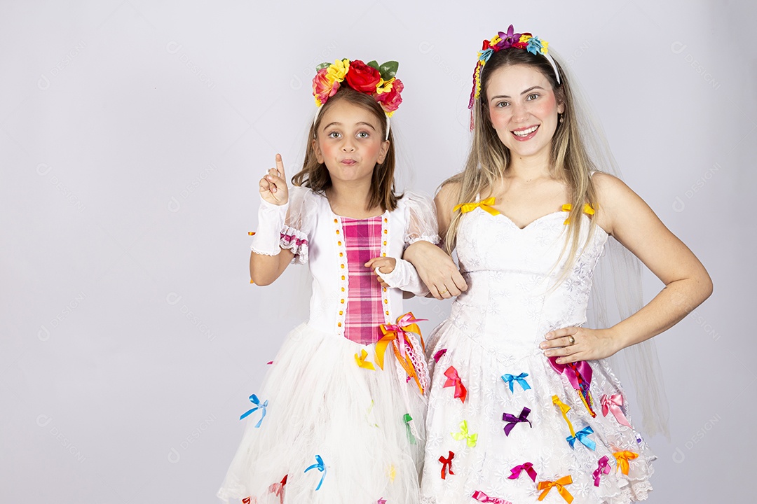 Jovem Mãe ao lado de sua filha sobre fundo isolado branco