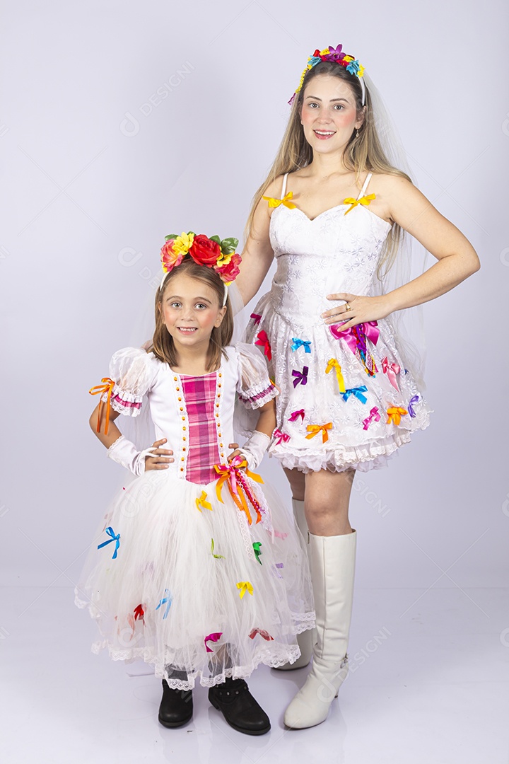 Jovem Mãe ao lado de sua filha sobre fundo isolado branco