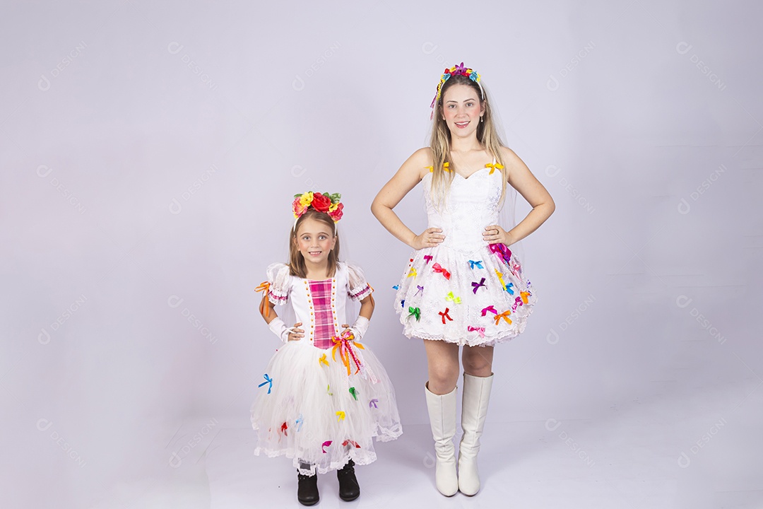 Jovem Mãe ao lado de sua filha sobre fundo isolado branco