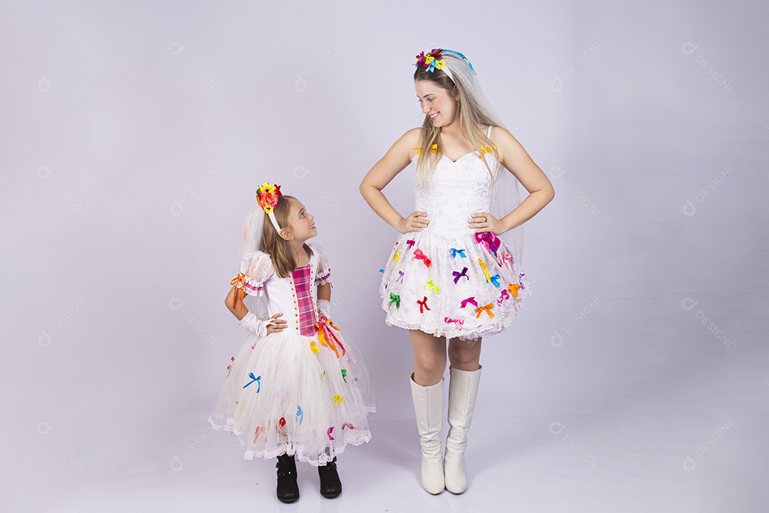 Jovem Mãe ao lado de sua filha sobre fundo isolado branco