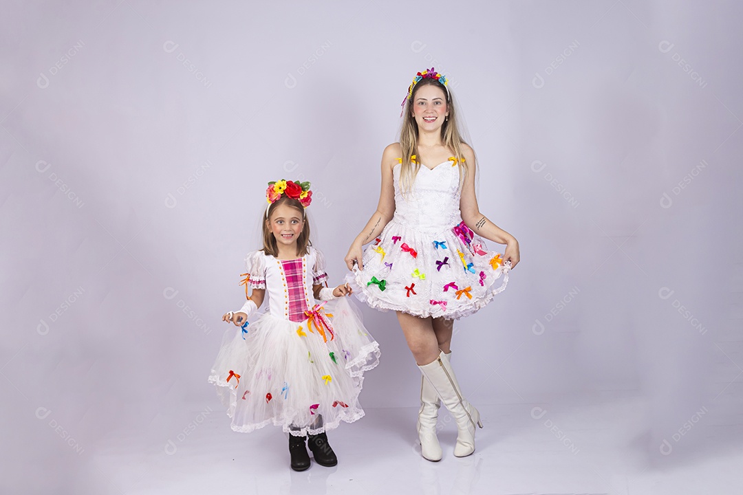 Jovem Mãe ao lado de sua filha sobre fundo isolado branco