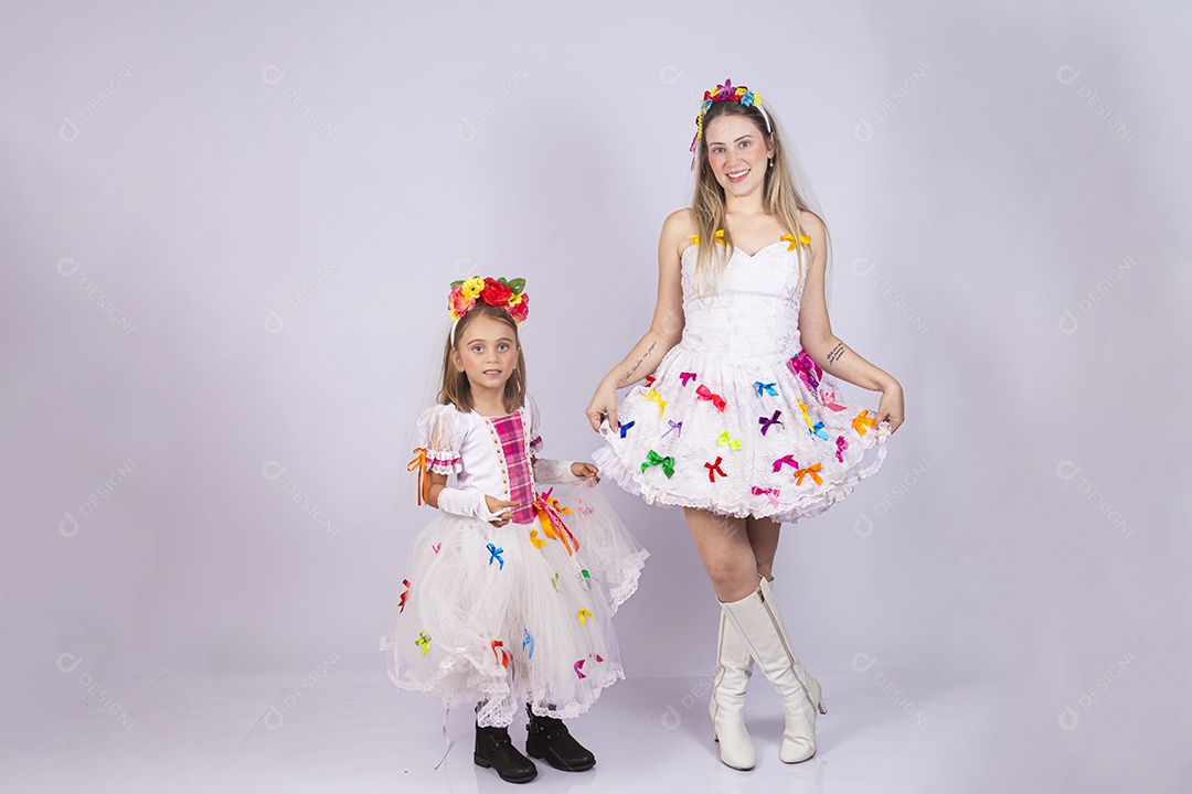 Jovem Mãe ao lado de sua filha sobre fundo isolado branco