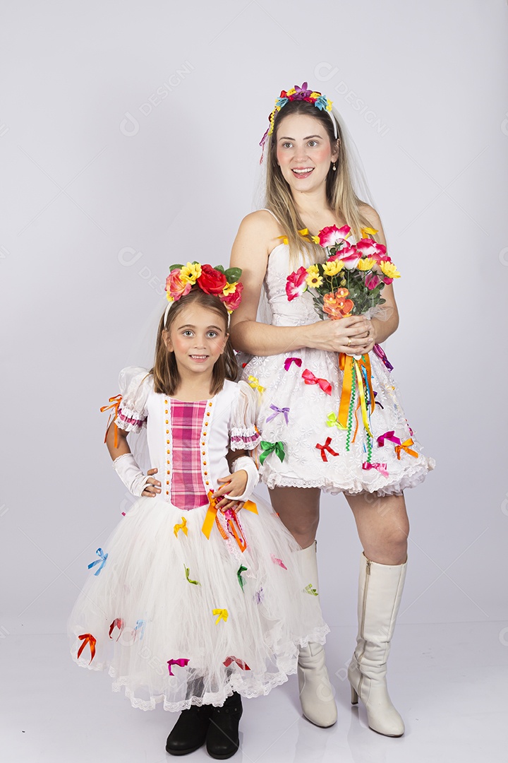 Jovem Mãe ao lado de sua filha sobre fundo isolado branco