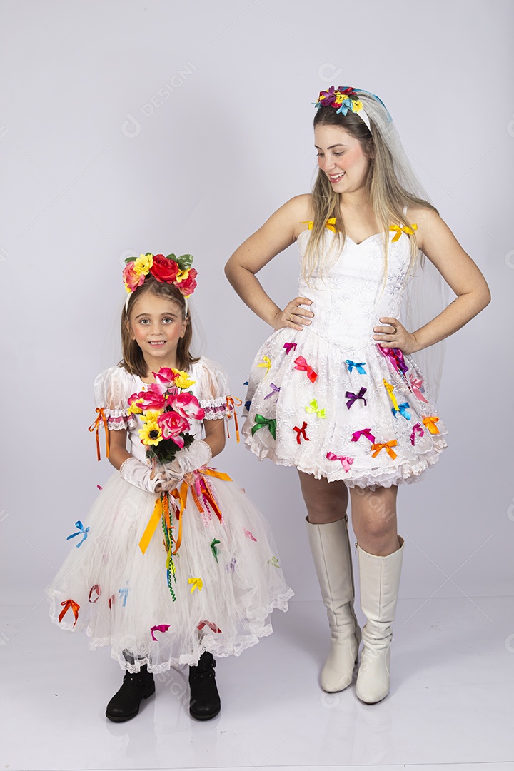 Jovem Mãe ao lado de sua filha sobre fundo isolado branco