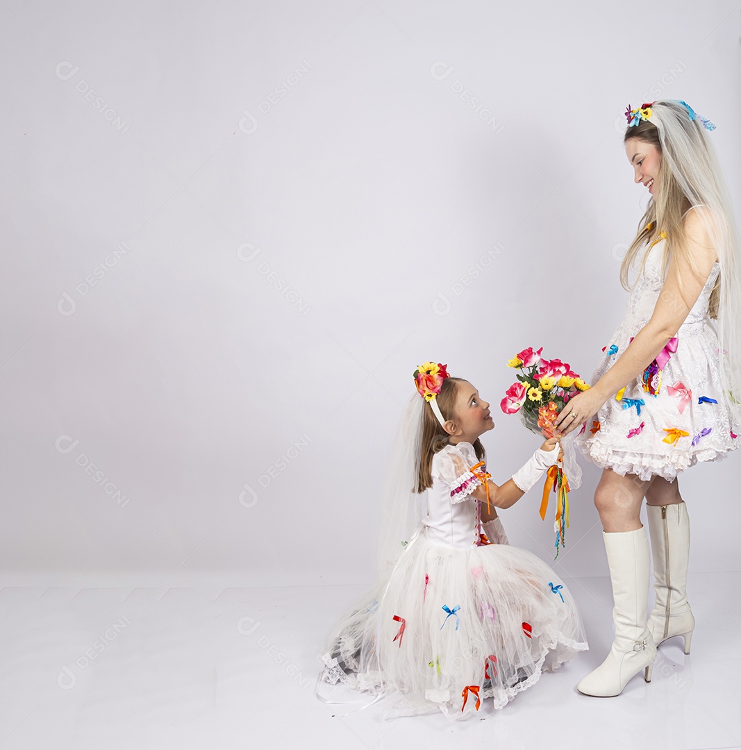 Jovem Mãe ao lado de sua filha sobre fundo isolado branco