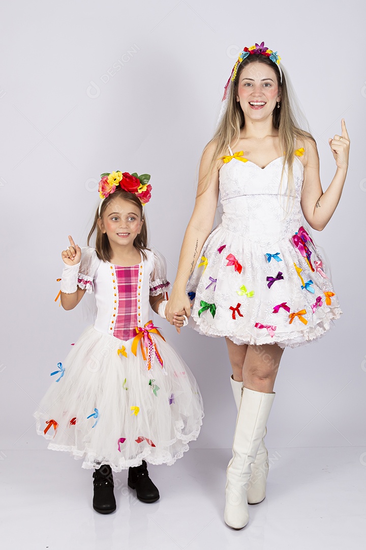 Jovem Mãe ao lado de sua filha sobre fundo isolado branco