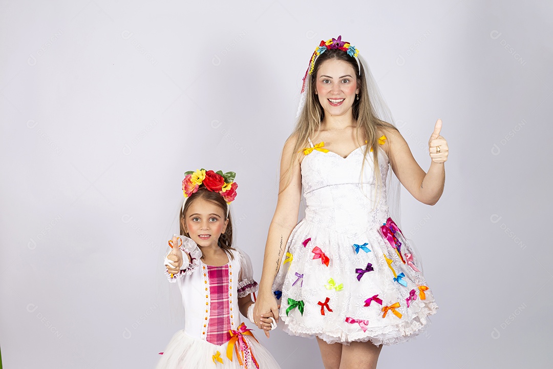 Jovem Mãe ao lado de sua filha sobre fundo isolado branco