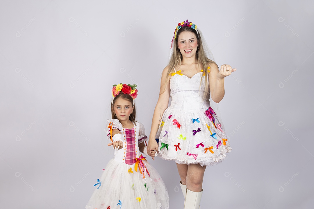 Jovem Mãe ao lado de sua filha sobre fundo isolado branco