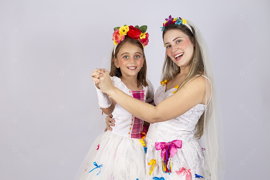 Jovem Mãe ao lado de sua filha sobre fundo isolado branco