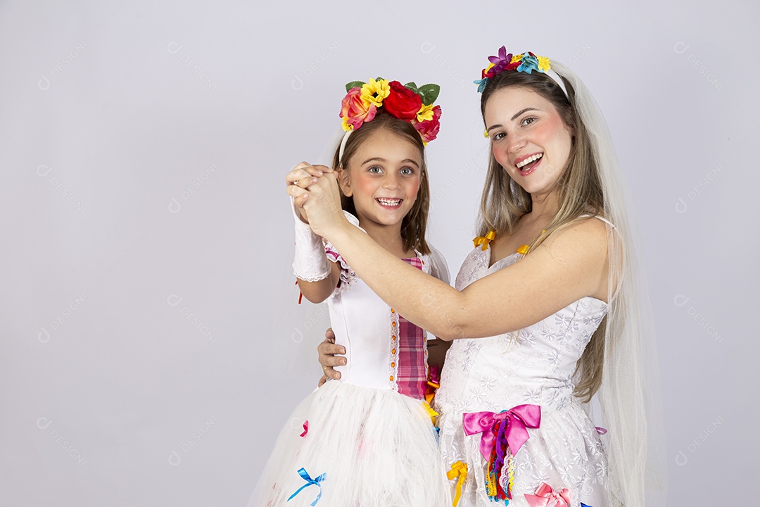 Mãe e filha usando trajes de Festa Junina