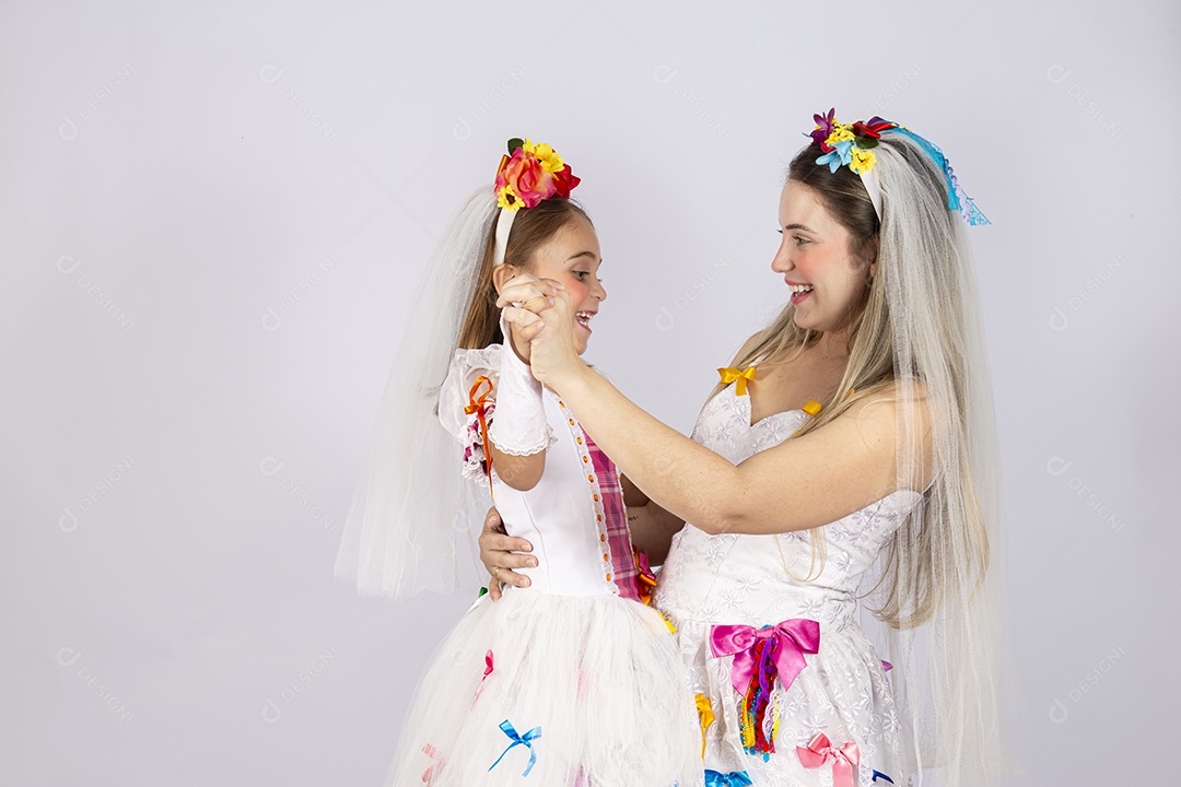 Jovem Mãe ao lado de sua filha sobre fundo isolado branco