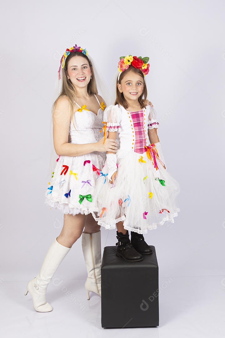 Jovem Mãe ao lado de sua filha sobre fundo isolado branco