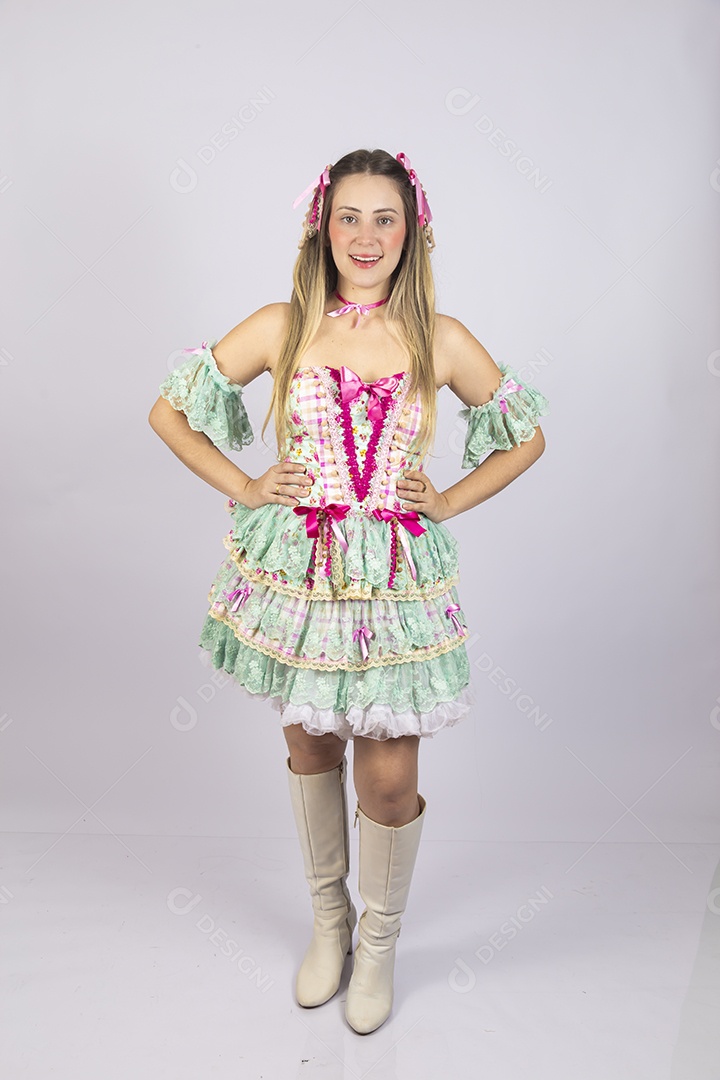 Linda mulher jovem usando roupas típicas de festa junina