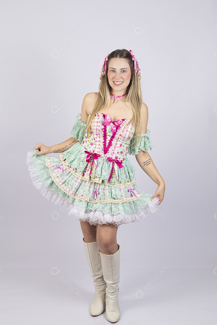 Linda mulher jovem usando roupas típicas de festa junina
