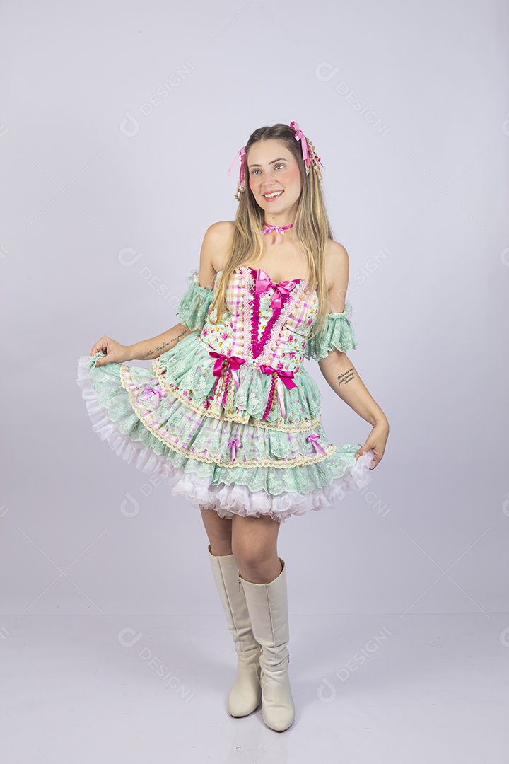 Linda mulher jovem usando roupas típicas de festa junina