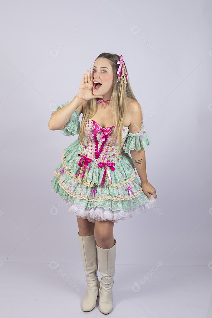 Linda mulher jovem usando roupas típicas de festa junina