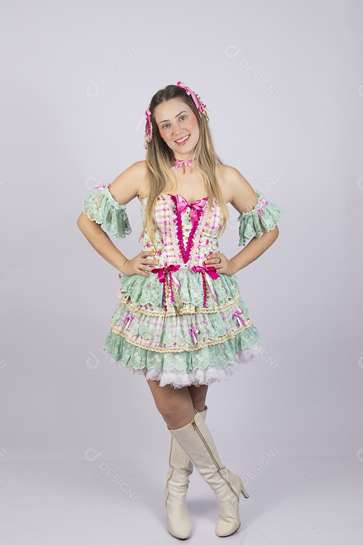 Linda mulher jovem usando roupas típicas de festa junina