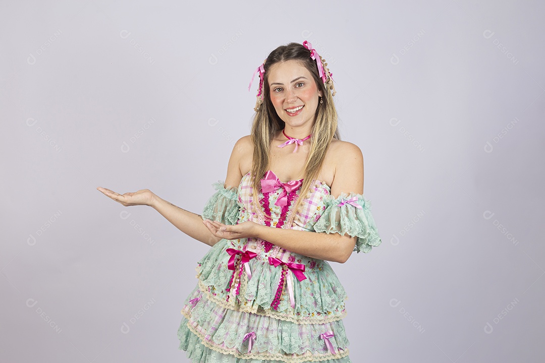 Linda mulher jovem usando roupas típicas de festa junina